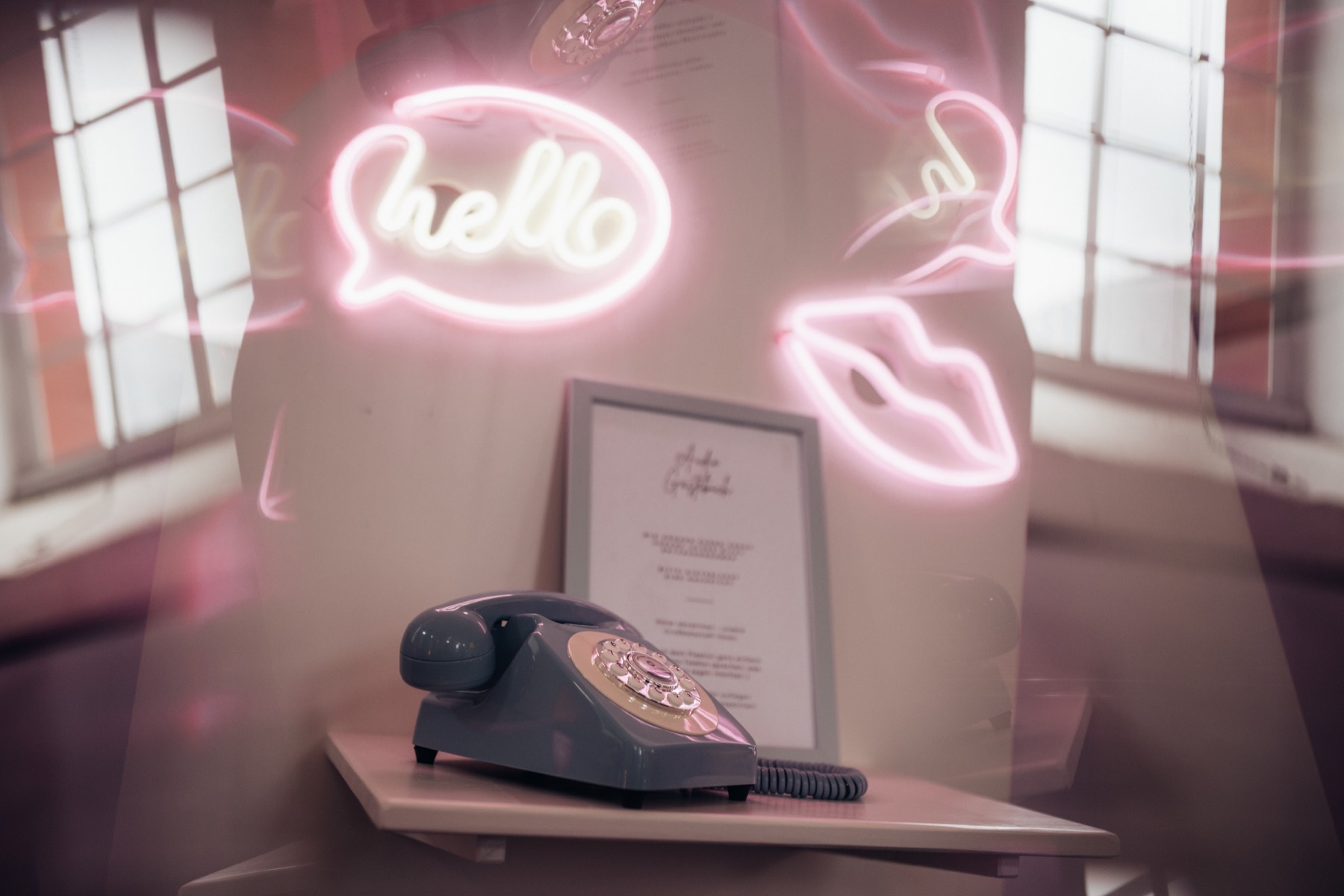 Gästebuch-Telefon mit Hallo Neon